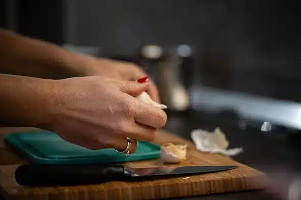 10-Second Microwave Hack for Effortless Garlic Peeling 10-Second Microwave Hack for Effortless Garlic Peeling