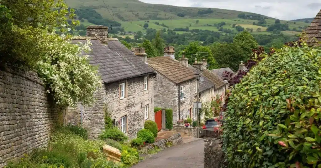 7 Prettiest UK Towns and Villages for Spring Day Trips