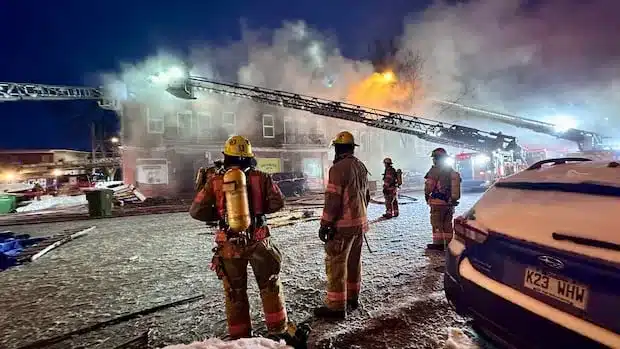 Montreal Fire Evacuates 7 Families, Injures Firefighter Montreal Fire Evacuates 7 Families, Injures Firefighter