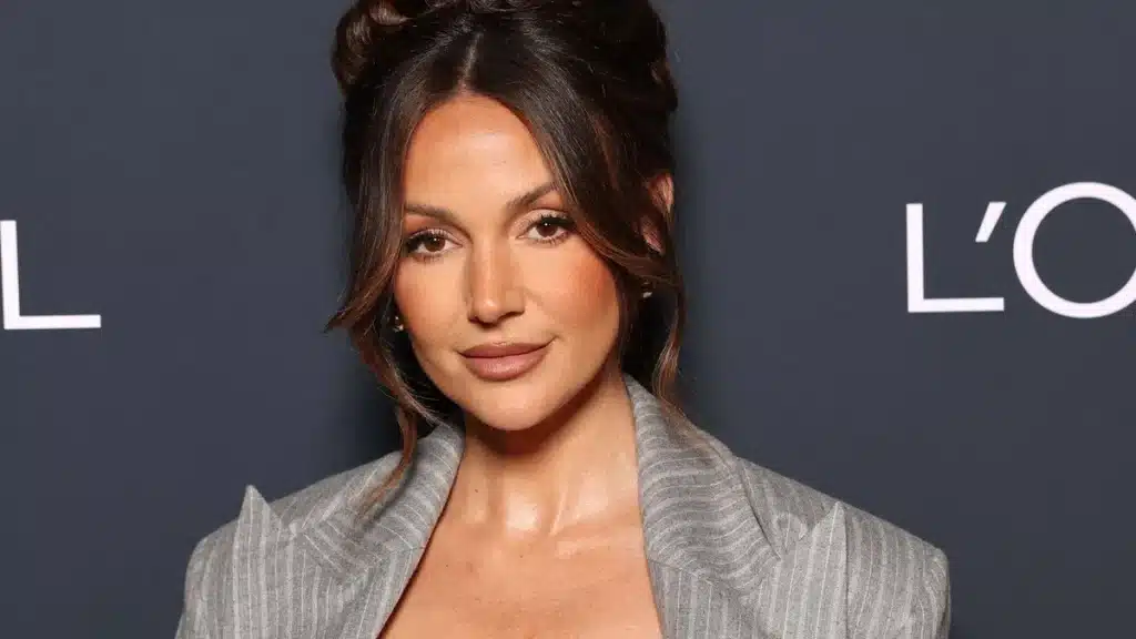 Michelle Keegan Channels Carolyn Bessette Kennedy in Chic 90s Look Michelle Keegan Channels Carolyn Bessette Kennedy in Chic 90s Look