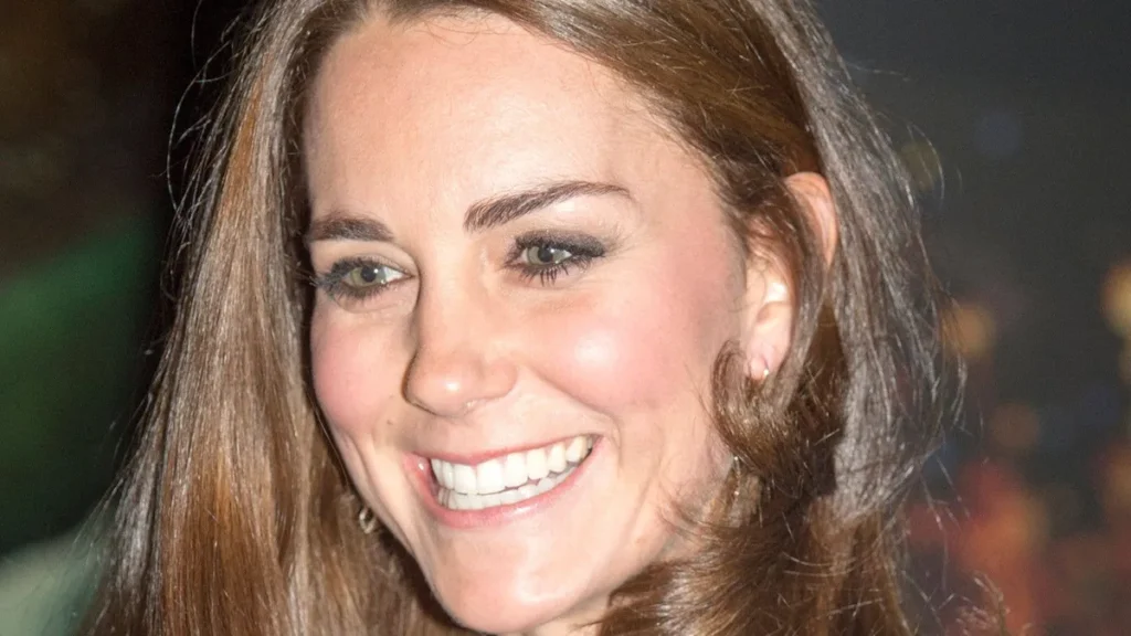 Princess Kate’s 2014 Mini Dress: Bold Front-Short Royal Style
