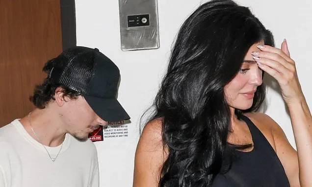 Kylie Jenner & Timothée Chalamet Dine at LA Sushi Spot with Kendall After Oscars Loss Kylie Jenner & Timothée Chalamet Dine at LA Sushi Spot with Kendall After Oscars Loss