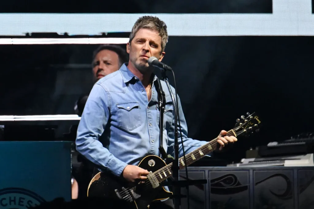 Scammer Fined £40 After Selling Fake Oasis VIP Tickets to Fans Scammer Fined £40 After Selling Fake Oasis VIP Tickets to Fans