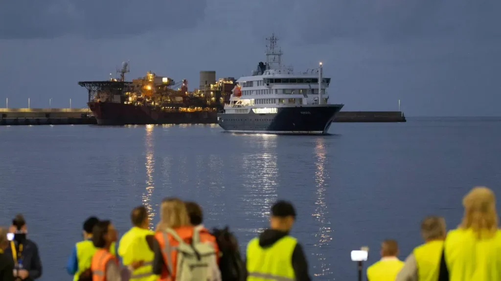 MV Hondius Evacuates Passengers After Hantavirus Outbreak MV Hondius Evacuates Passengers After Hantavirus Outbreak