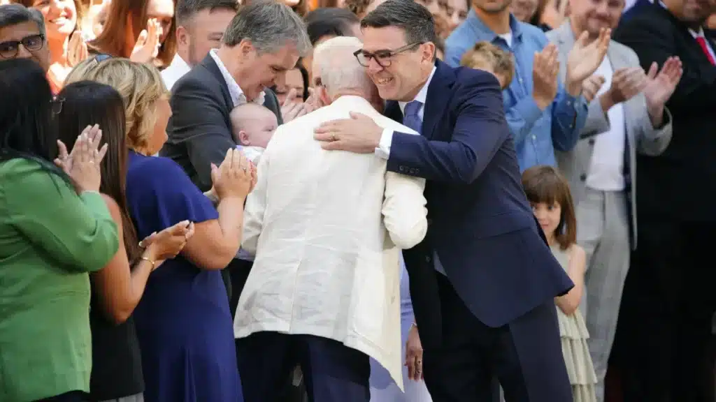 Peter Reid Surprises Fans at Andy Burnham’s Prime Ministerial Unveiling Peter Reid Surprises Fans at Andy Burnham’s Prime Ministerial Unveiling