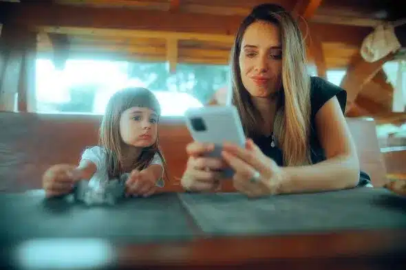 Parents’ Phone Use Disrupts Family Time, UK Study Reveals Parents’ Phone Use Disrupts Family Time, UK Study Reveals