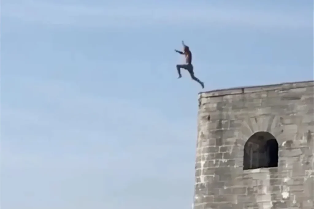 Tombstoning Dangers: Warnings Issued After Risky Jumps from Portsmouth Castle Walls Tombstoning Dangers: Warnings Issued After Risky Jumps from Portsmouth Castle Walls