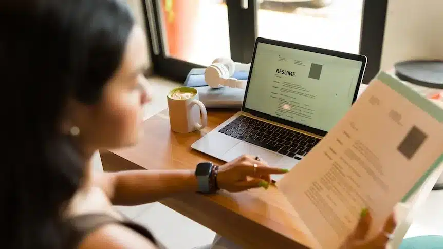 Job Hunting While Employed: Your Expert Guide Job Hunting While Employed: Your Expert Guide